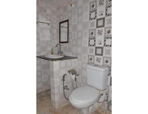 a bathroom with a toilet and a sink at Rekha & Kamla Homestay, Orchha 