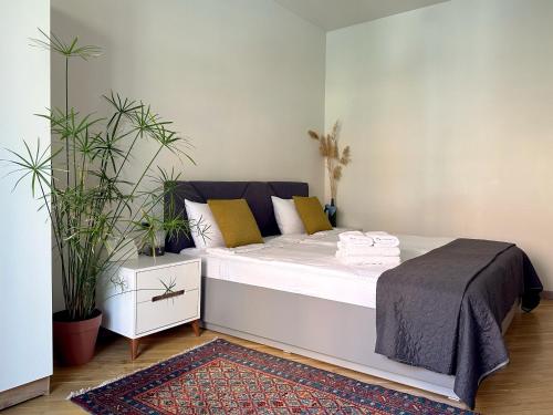 Кровать или кровати в номере Your Charming Home, Steps to Republic Square
