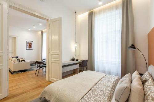een slaapkamer met een bed en een bureau bij Luxurious Minimalist Residence with Sauna by Prestige Homes in Boedapest