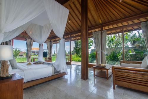 - une chambre avec un lit doté de draps blancs et de fenêtres dans l'établissement Kabinawa Ubud Villas by Pramana Villas, à Ubud
