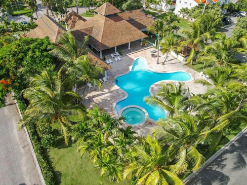 einen Blick über einen Pool mit Palmen in der Unterkunft Blue Heaven Guest House Bávaro, Punta Cana, Ideal For Couples in Punta Cana