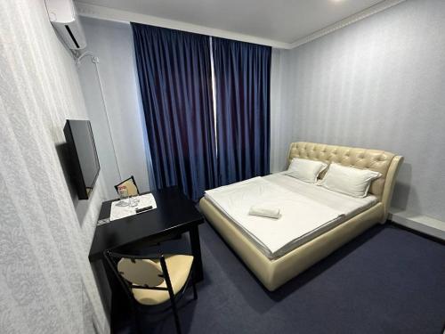 Giường trong phòng chung tại Бутик-отель Мажор
