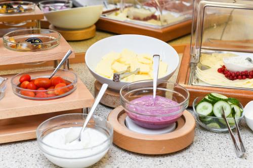 een aanrecht met kommen met voedsel en andere ingrediënten bij Pension Nordkap in Bensersiel