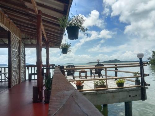 une terrasse couverte d'une maison avec vue sur l'eau dans l'établissement Navareeya House Seaview, à Ko Lanta