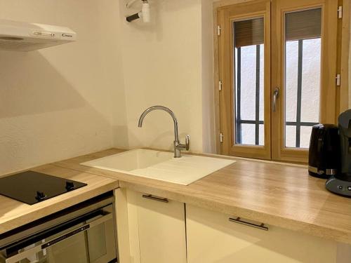 un comptoir de cuisine avec un évier et une fenêtre dans l'établissement VIEUX-NICE 2 pièces en Duplex, à Nice