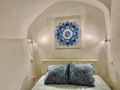 une chambre avec un lit et un tableau au mur dans l'établissement VIEUX-NICE 2 pièces en Duplex, à Nice