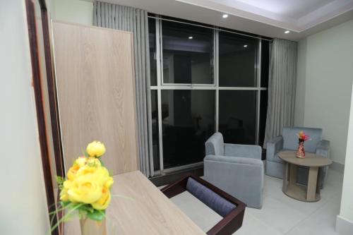 Ruang duduk di Wood Burn Hotel