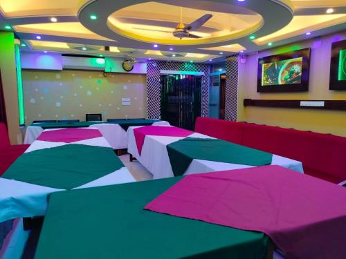 Televisyen dan/atau pusat hiburan di Wood Burn Hotel