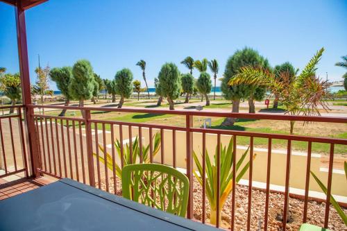 - Balcón con mesa y vistas al parque en Peoples Park en Coral Bay