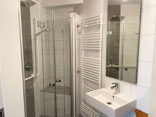 Bilik mandi di Cozy Apartment in Offenbach with balcony