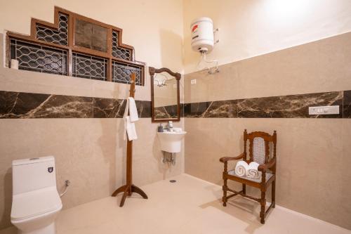 y baño con aseo y lavamanos. en StayVista at Villa Gardenia The Garden Villa - Aurai en Gyānpur
