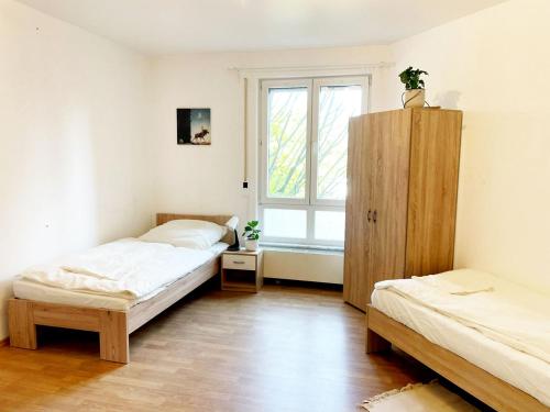 - une chambre avec 2 lits et une fenêtre dans l'établissement Workers Apartment in Offenbach, à Gravenbruch