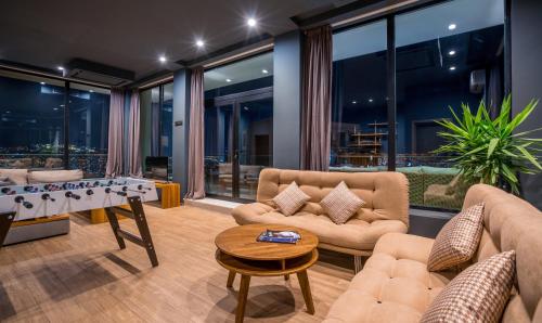 Χώρος καθιστικού στο Entire House - Cityscape Retreat: The View