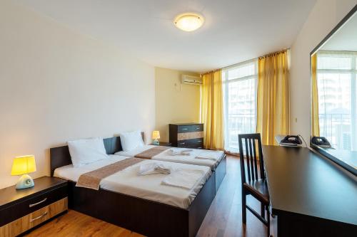 Tempat tidur dalam kamar di Apartments in Midia Family Resort