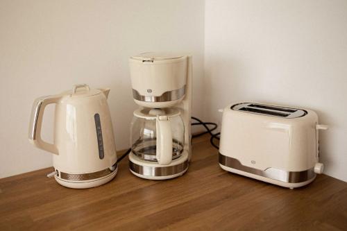 einem Mixer und einem Toaster, der auf einer Theke sitzt in der Unterkunft Men Louet E - Gîte de bord de mer in Ploudalmézeau