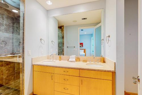 ein Bad mit 2 Waschbecken und einer Dusche in der Unterkunft Diamond Beach Resort Sunshine Sea Breezes in Galveston