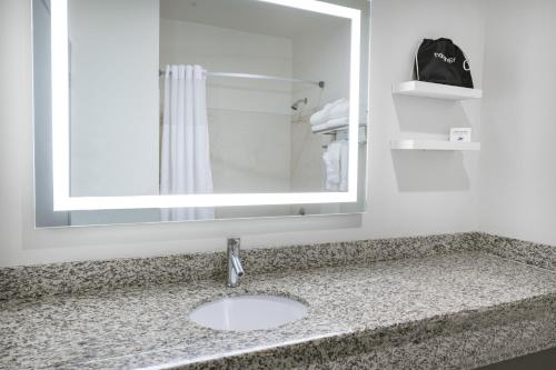 Ένα μπάνιο στο Ramada by Wyndham Bakersfield