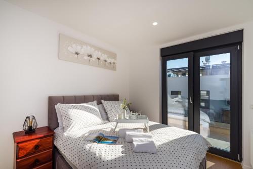 een slaapkamer met een bed met een tafel erop bij Apartment Dalmo Views in Zadar