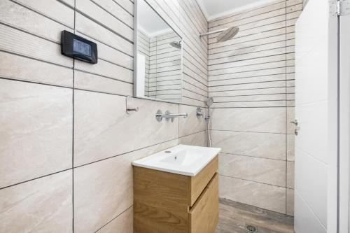 uma casa de banho com um lavatório e um espelho em יחידת דיור ברמת בית מלון עם ממד em Ashdod