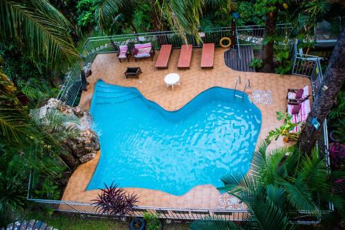 - une vue sur la piscine d'un complexe dans l'établissement Luxor garden apartments, à Accra