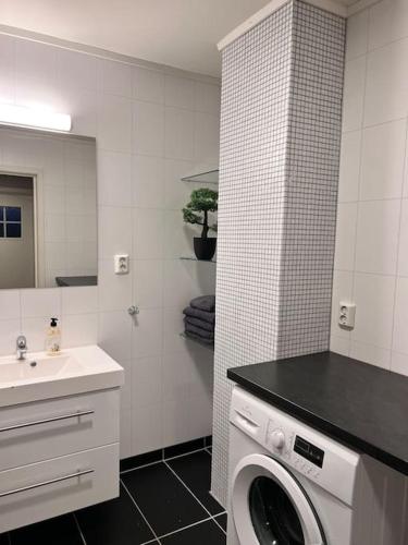 La salle de bains est pourvue d'un lave-linge et d'un lavabo. dans l'établissement Leilighet sentralt i Svolvær, à Svolvær