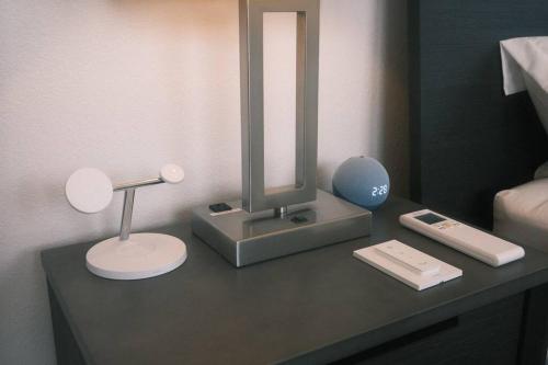 a desk with a mirror and a lamp on it at Aloha Beachfront ホノルル - Hawaii Kai in Honolulu