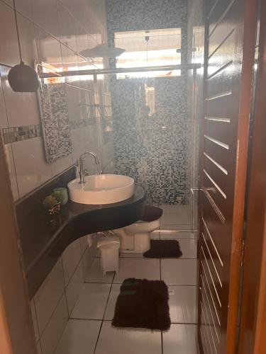 uma casa de banho com um lavatório e um chuveiro em Casa alto padrão mobiliada em Macapá