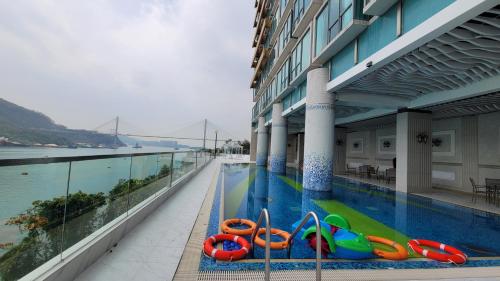 una piscina al lado de un edificio en Grand Bay View Hotel, en Hong Kong