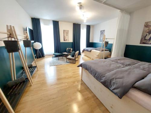 1 dormitorio con 1 cama y sala de estar en Viel Platz für Gruppen inkl. Waschmaschine, Hochstuhl und Playstation mitten in der Altstadt en Amberg