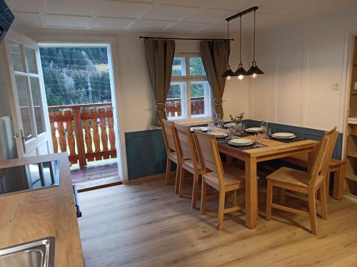 een eetkamer met een houten tafel en stoelen bij Haus Barbara in Wald am Arlberg