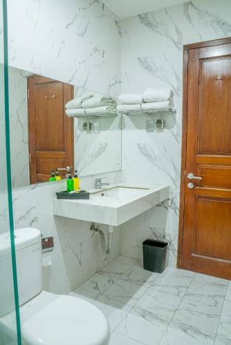 Bilik mandi di Hotel Alia Cikini