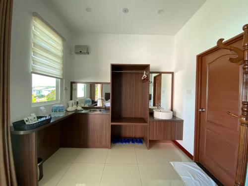 y baño con lavabo y espejo. en D View Holiday Homes, en Kudat