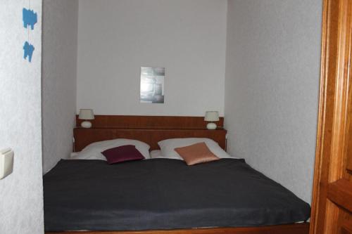 ブラズィリアンにあるFerienwohnung L407 für 2-4 Personen an der Ostseeのベッドルーム1室(大型ベッド1台、枕2つ付)