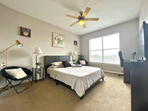 a bedroom with a bed and a ceiling fan at Radiant 1BR Apartment Near Dallas Galleria in Farmers Branch