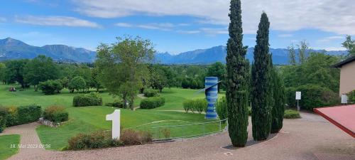 a view of a golf course with a blue and white statue at Affittacamere Mi Sueño, tranquillità nella natura in Martignacco