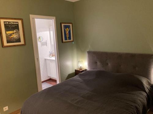 - une chambre avec un lit dans une pièce aux murs verts dans l'établissement APPARTEMENT FACE MER, à La Baule