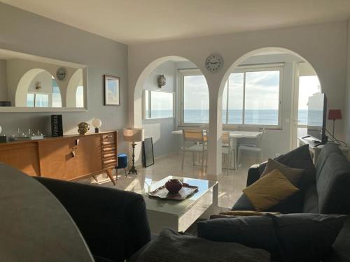 un salon avec un canapé et une table dans l'établissement APPARTEMENT FACE MER, à La Baule