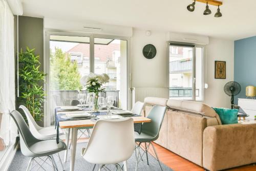 un salon avec un canapé, une table et des chaises dans l'établissement Le Chill&Chic Terrasse - Parking, à Colmar