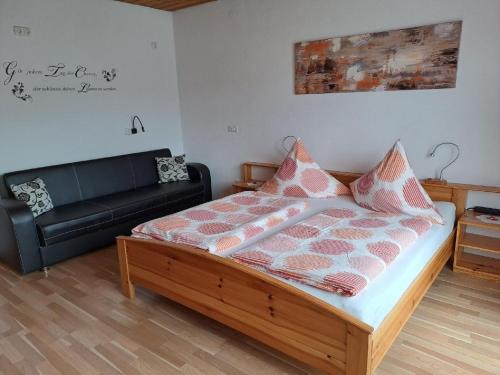 - une chambre avec un lit et un canapé dans l'établissement Ferienwohnung Gottal Christine, à Neuschönau