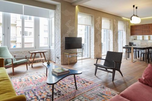 - un salon avec un canapé et une télévision dans l'établissement Dear Oldie Apartment by FeelFree Rentals, à Saint-Sébastien