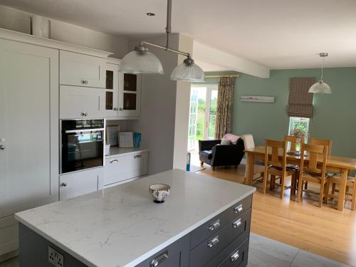 cocina y sala de estar con encimera y mesa en Cushenny House. A haven in the Orchard County., en Portadown