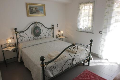 Tempat tidur dalam kamar di B&B Terre del Sinis