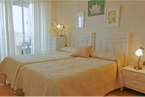 Un dormitorio con una cama grande y una ventana. en Espectaculares vistas mar Mediterraneo, en La Manga del Mar Menor