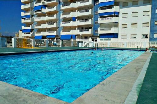 una piscina frente a un edificio en Espectaculares vistas mar Mediterraneo, en La Manga del Mar Menor