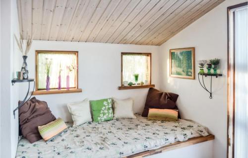Bett in einem Zimmer mit 2 Fenstern in der Unterkunft Gorgeous Home In Vestervig With Kitchen in Vestervig