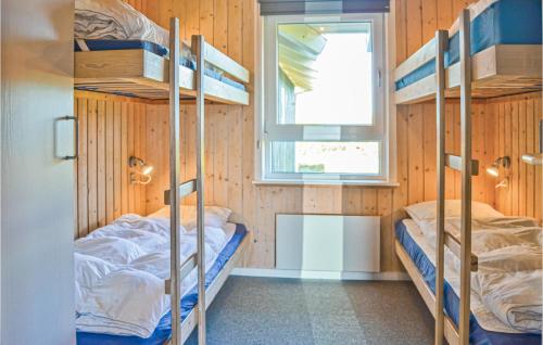 クリムトラにあるAwesome Home In Thisted With Sauna, Wifi And Indoor Swimming Poolの二段ベッド2組、窓が備わる客室です。