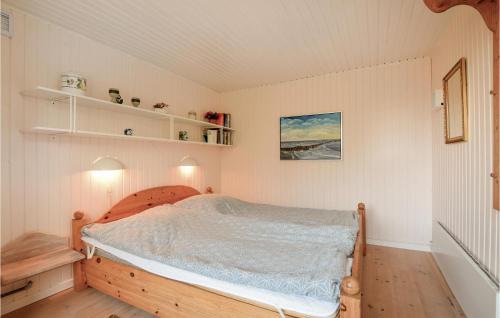 ブラーバンドにあるNice Home In Blvand With 3 Bedrooms And Wifiのベッドルーム1室(木製ベッド1台付)