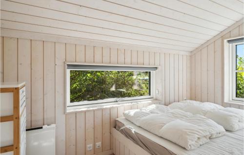 una camera con due letti e una finestra di Amazing Home In Frrup With Wifi a Frørup