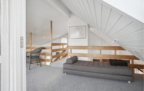 Nørre VorupørにあるNice Home In Thisted With 4 Bedrooms, Sauna And Wifiのリビングルーム(ソファ、階段付)