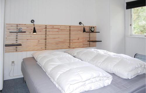 FalenにあるSvanenの大型ベッド(白いシーツ付)が備わる客室です。